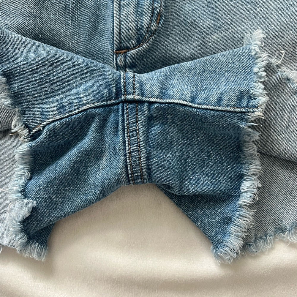 Joe’s Jeans Relaxed Juliet Short - Picture 3 of 5